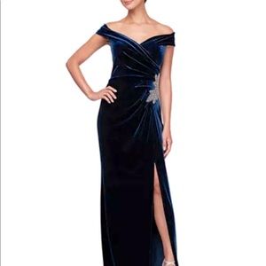 Alex Evenings NWTs size 10 navy blue velvet gown.